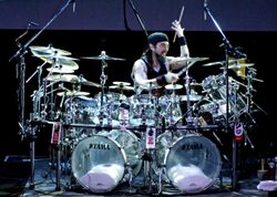 드림 시어터(Dream Theater)의 드러머 마이크 포트노이(Mike Portnoy)가 다양한 심벌을 사용하고 있다. 2008년 3월 7일, 리우데자네이루