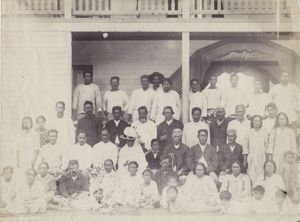 루루투의 왕족과 족장. 젊은 왕, 섭정, 족장 및 루루투 주민, 1889년.