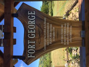 오래된 포트 조지에 프랑스어로 쓰여진 알림