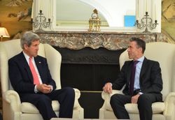 2013년 4월 22일 브뤼셀에서 라스무센과 함께한 미국 국무장관 존 케리