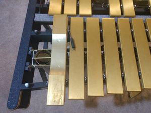 3}} 바의 밑면이 노출되어 튜닝 마크, 디스크, 그리고 바를 고정하는 데 사용되는 핀과 코드를 보여준다.