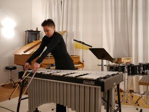 2개의 더블 베이스 활을 사용하여 크리스토퍼 딘의 "Mourning Dove Sonnet"을 연주하는 비브라폰 연주자.