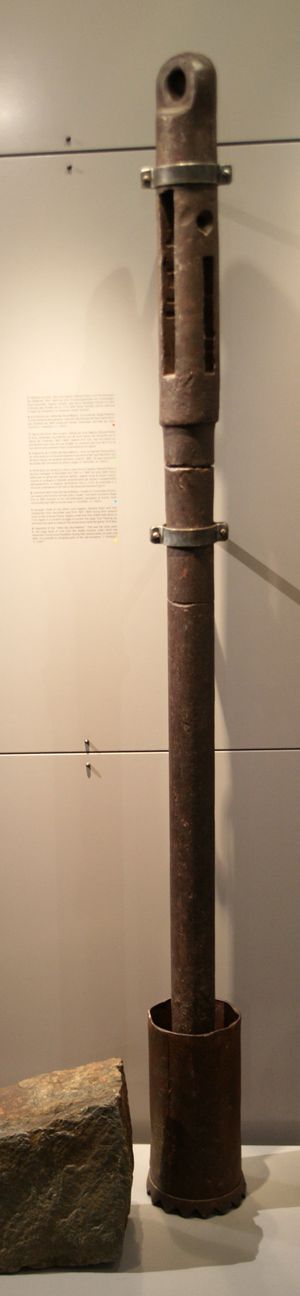 아가시가 운터아르 빙하에 최대 7.5m 깊이까지 구멍을 뚫어 온도를 측정하는 데 사용한 사람 크기의 철제 오거 (스위스 알프스 박물관, 베른)