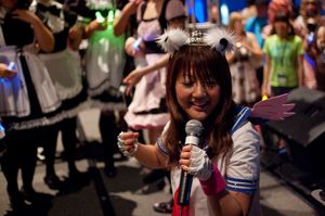 모모이가 FanimeCon 2010에서 공연하고 있다.