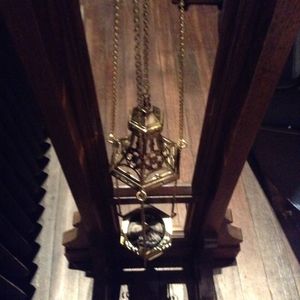 성공회 교회에서 사용되는 향로, 뚜껑이 열려 있고 나무 받침대에 매달려 있다.