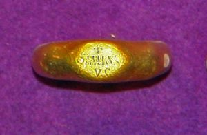 아파히다에서 발견된 "Omharus"라는 비문이 새겨진 금반지