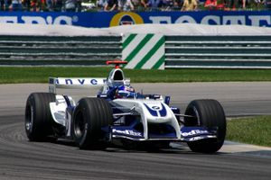 2004년 미국 그랑프리에서 운전하는 몬토야