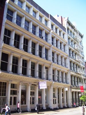 아파트 촬영은 맨해튼 로어의 102 프린스 스트리트에서 진행되었다.