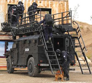 GIGN 대원들이 셰르파 라이트 장갑차 지붕에 설치된 현대식 공격 사다리를 사용하고 있다.