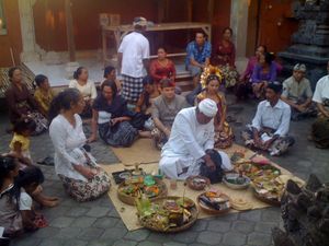 발리 결혼식에서 푸로히타가 의식을 수행하고 있다.