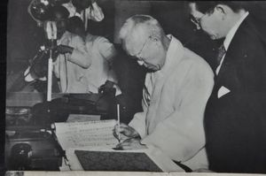 제헌 헌법에 서명하고 있는 이승만 국회의장