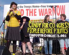 신디 시핸이 2007년 10월 샌프란시스코에서 열린 '지금 전쟁을 끝내라!' 집회에서 선거 운동을 하고 있다