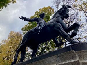 폴 리비어 기마상 by 사이러스 에드윈 댈린 (Cyrus Edwin Dallin), 보스턴의 폴 리비어 몰 (Paul Revere Mall, 2022)