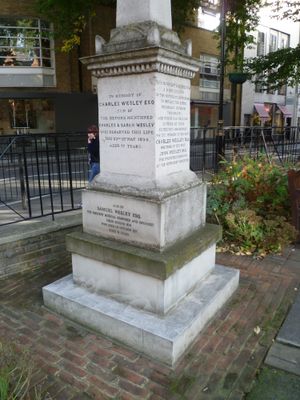 웨슬리의 원래 묘지 위치에 있는 세인트 메리르본 올드 교회 묘지의 기념비