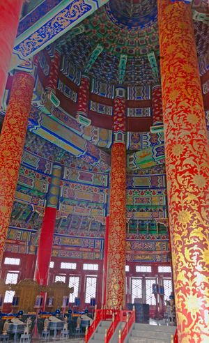 빨강, 파랑, 초록, 금색으로 화려하게 장식된 내부로, 복잡한 디자인이 많이 있으며 이미지의 상단 위로 천장이 솟아있다