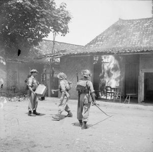 자바의 영국 점령; 방글라데 사퍼와 광부들이 로열 에어 포스 소속 5명과 마라타 소총병 20명이 탑승한 다코타 수송기가 마을 근처에 불시착한 것에 대한 보복으로 베카시 마을의 가옥을 불태우고 있다.