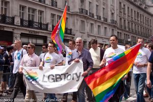 LGBT+ 보수당의 회원들이 LGBTory라고 적힌 배너를 들고 있다. 이 단체는 영국의 보수당의 LGBT 지부이다.