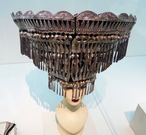 이족 은제 머리 장식