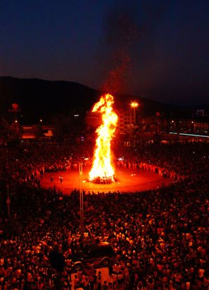 민족단결광장에서 열리는 횃불 축제의 모습