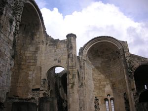 2005년 바그라티 대성당의 복원 전 동쪽 벽, 천장이 여전히 무너져 있는 모습