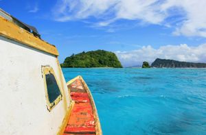 누울로파 섬으로 보트를 타고 가는 모습. 오른쪽에 아폴리마타이 마을이 있는 아폴리마 섬이 보이고, 멀리 사바이섬이 보인다.