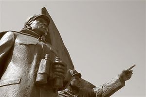 펑더화이의 동상이 1950년 펑더화이가 북한으로 진입했던 곳, 한중 국경에 세워져 있다.