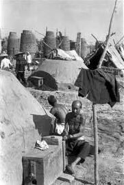 대약진 운동 기간 동안 많은 농민들이 조악한 강철을 생산하기 위해 원시적인 뒷마당 용광로에서 강제로 일해야 했다.