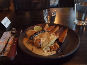 핀란드, 헬싱키에서 악어고기를 데리야키 소스에 요리한 접시