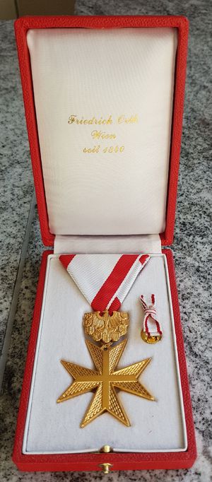 명예 훈장 중 하나인 금색 공로장