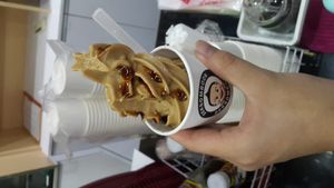 소프트 아이스크림 위에 태국식 단맛 간장을 뿌린 모습, 야오와랏, 방콕, 태국