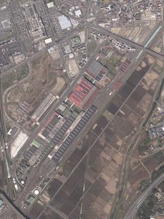 신칸센 종합 차량 센터 주변의 항공 사진(2015년 7월 촬영)국토교통성 국토지리원 [https://mapps.gsi.go.jp/ 지도·항공 사진 열람 서비스]의 항공 사진을 기반으로 작성