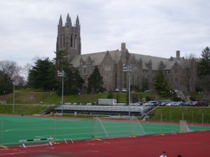 세인트 조셉 대학교의 호크 힐에 있는 운동장과 바벨린 홀을 가로지르는 남서쪽 조망