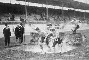 런던 1908년 하계 올림픽: 장애물 경주의 물 도약 장면