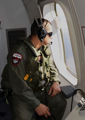 두 개의 큰 관찰자 창 중 하나에서 해군 항공 승무원(창이 있는 유일한 승무원 스테이션)