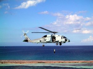 MH-60R 시호크가 음향 탐지 작전을 수행하고 있다.
