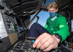 MH-60S 조종석 내부의 미 해군 기술자