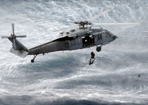 MH-60S가 수색 및 구조 잠수부를 배치하고 있다.