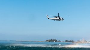 중화민국 해군 S-70C(M)-1/2 썬더호크가 2014년 주잉 해군 기지에서 소노부이 투하