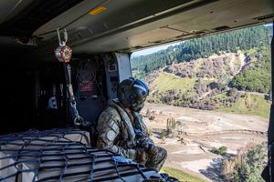홍수 피해를 입은 아로파오아누이 근처에서 물품을 배포하는 RNZAF 헬리콥터