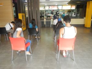 불라칸의 패스트푸드 체인점 대기열