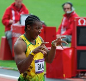 자신의 "야수!" 포즈를 하고 있는 블레이크