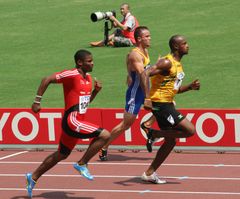 2007년 오사카 세계 선수권 대회에서 히트를 선두하는 파월.