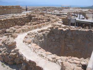 두 건물 사이의 지역.