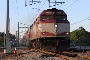 MBTA 통근 철도는 북동부에서 가장 붐비는 통근 철도 시스템 중 하나로, 매사추세츠주 맨스필드의 맨스필드역에 진입하고 있다.