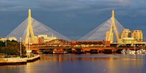 자킴 다리는 보스턴에서 찰스 강을 건너 북쪽으로 가는 I-93 노선의 교통량을 처리한다.