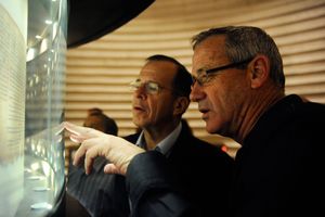 예루살렘 책의 성전(Shrine of the Book)에 전시된 사해 문서를 살펴보고 있는 방문객들