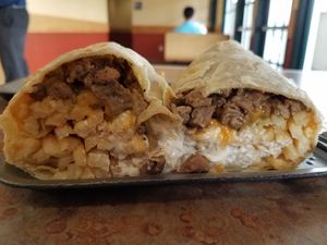 카르네 아사다, 감자튀김, 치즈, 사워크림이 들어간 부리토 반쪽