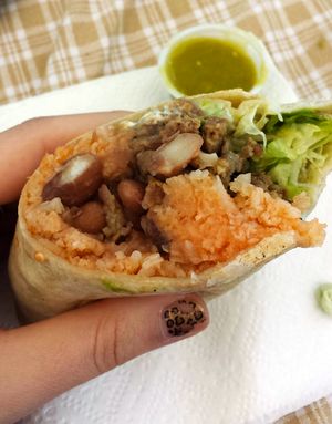 쌀, 고기, 콩, 양상추로 구성된 미션식 부리토.