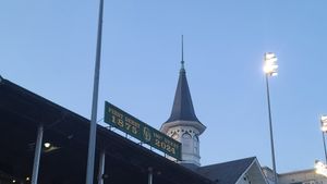 2024년 더비(더비 150회)의 켄터키 더비 표지판으로, 배경에는 쌍둥이 첨탑 중 하나가 있다.