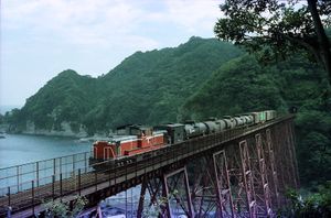 요베 철교를 건너는 화물 열차 (1978년)